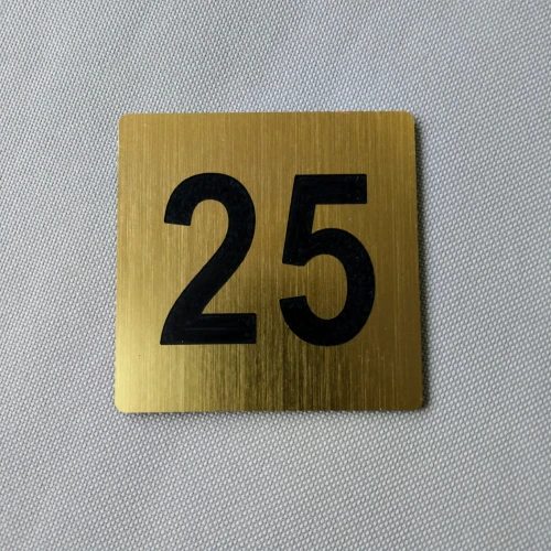 Numer na drzwi mieszkania lub pokoju hotelowego - kolor złoty szczotkowany.