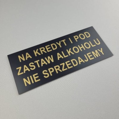 Na kredyt i pod zastaw alkoholu nie sprzedajemy - Tabliczka informacyjna kolor czarny + złoty grawer