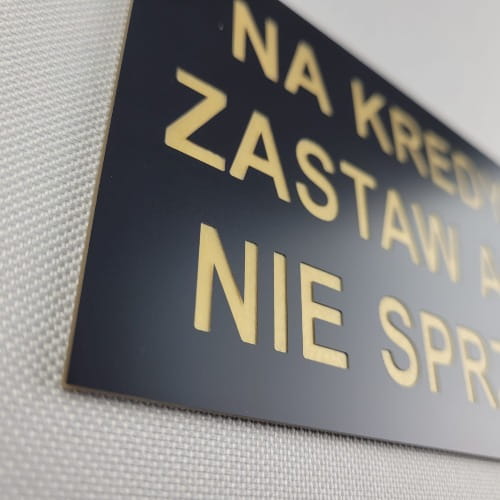 Na kredyt i pod zastaw alkoholu nie sprzedajemy - Tabliczka informacyjna czarna napisy złote