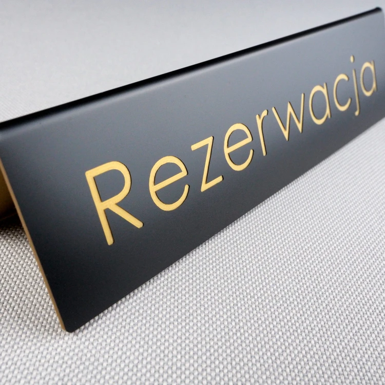 Rezerwacja-tabliczka-czarna-złoty-napis-grawerowany.JPG