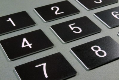 numer na drzwi  szafki grawerowany czarny z białym