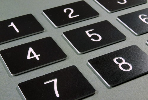 numer na drzwi  szafki grawerowany czarny z białym