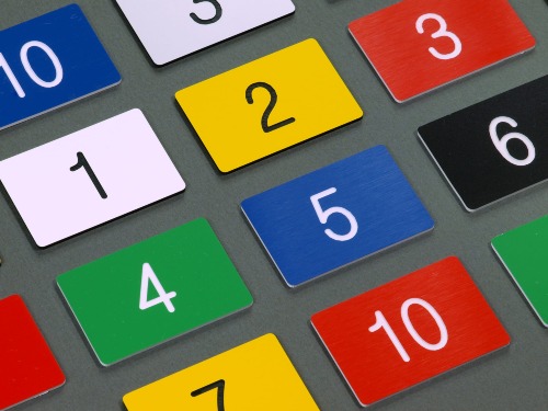 Numerki grawerowane - numerki na szafki ubraniowe