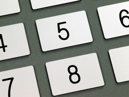 Numerki grawerowane laminat grawerski srebrny szczotkowany 1,6 mm