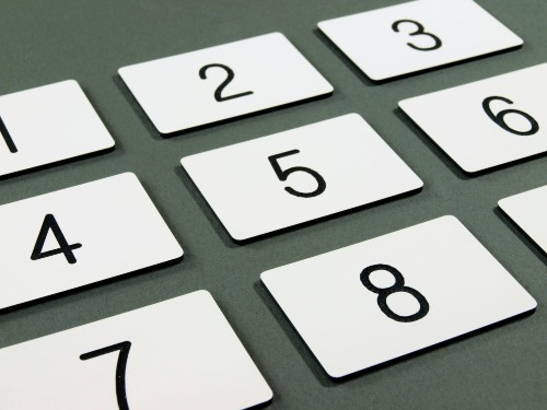 Numerek grawerowany biały