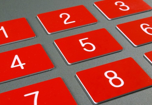 Numerki grawerowane czerwone