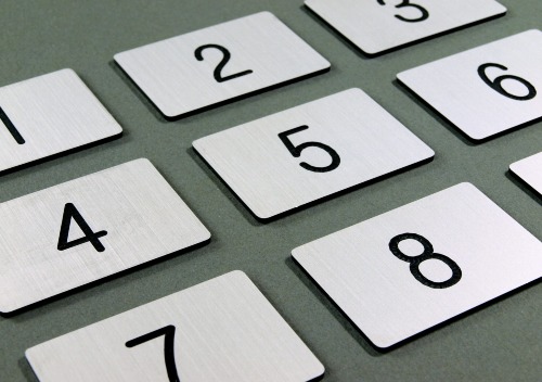 Numerek grawerowany srebrny