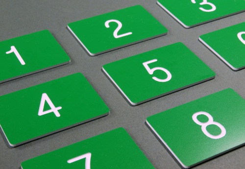 Numerki grawerowane zielone