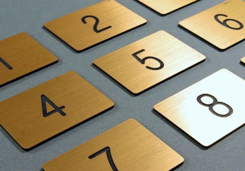 Numerki grawerowane złote