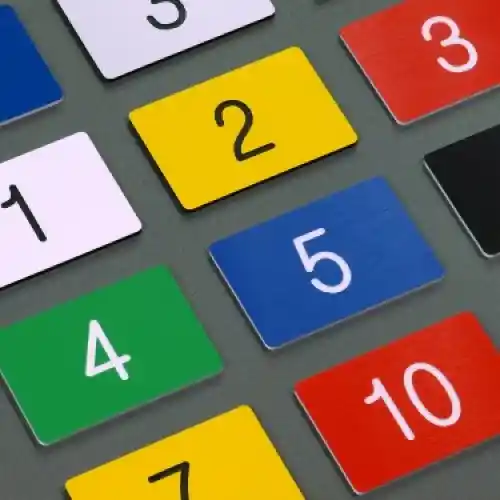 Kolorowe numerki grawerowane na szafki ubraniowe