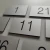 Małe tabliczki z numerami grawerowanymi w kolorze srebrny