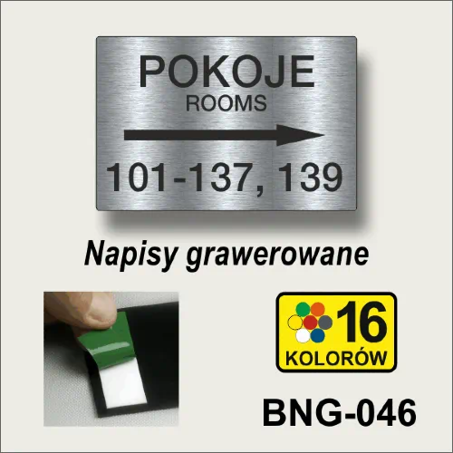 Tabliczka z numerem pokoi i strzałka kierunkowa