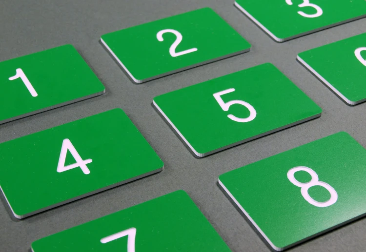 Numerki grawerowane zielone