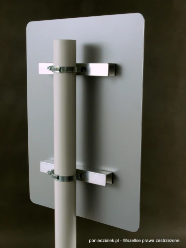 Tabliczka parkingowa. Montaż do słupka. W zależności od wielkości tablicy  wsporniki mają różną długość.