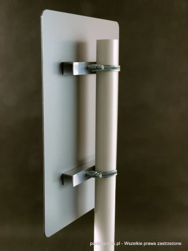 Tabliczka parkingowa. Montaż do słupka. Opaski pozwalają zamocować tablicę na dowolnej wysokości.