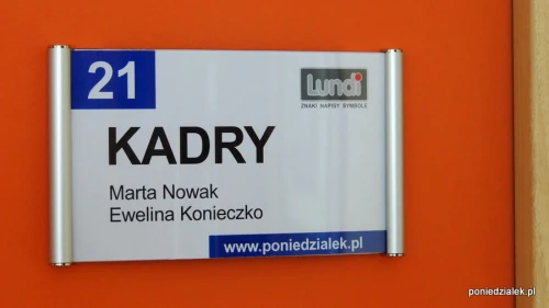 Tabliczka z wymienną treścią.