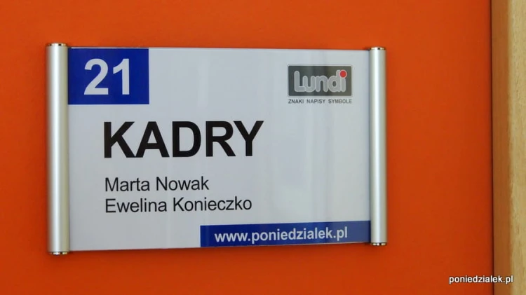 Tabliczka z wymienną treścią.