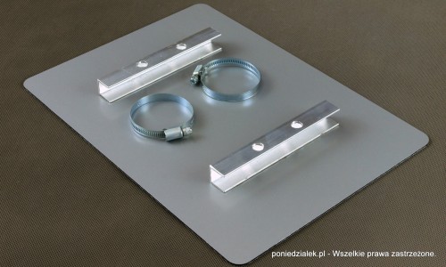 Z tyłu tablicy przymocowane są trwale dwa wsporniki montażowe. Każdy z dwoma otworami na opaski zaciskowe które są w komplecie.