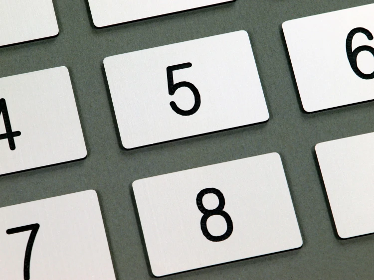 Numerki grawerowane laminat grawerski srebrny szczotkowany 1,6 mm