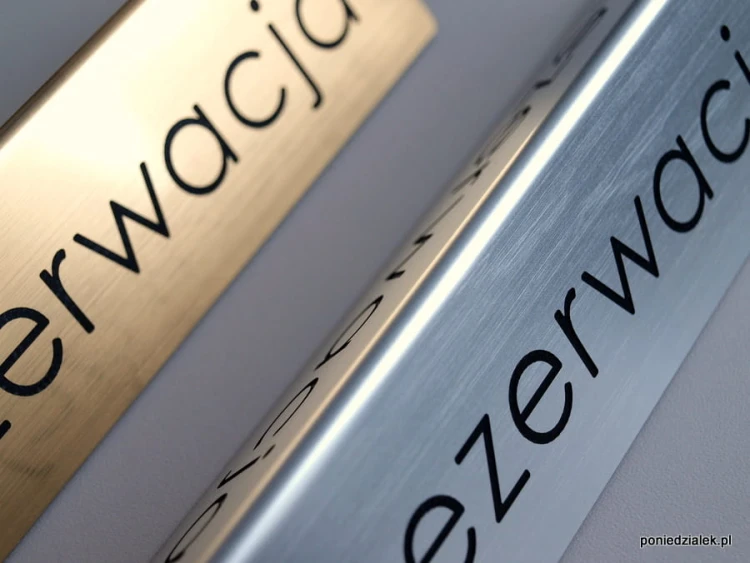 Tabliczka-rezerwacja-złota-i-srebrna-szczotkowanie