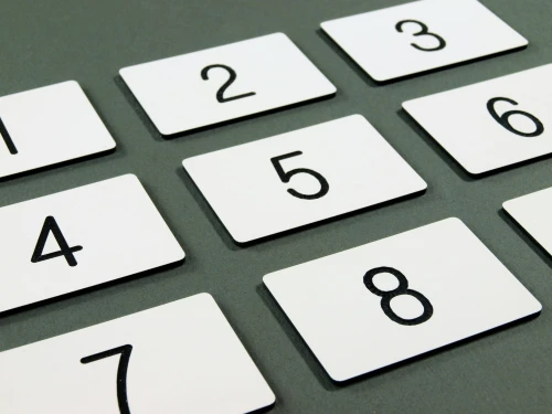 Numerek grawerowany biały