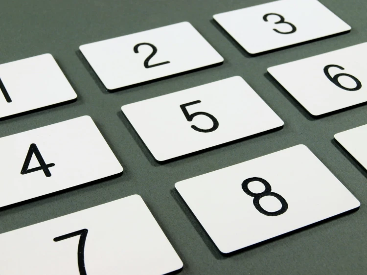 Numerek grawerowany biały