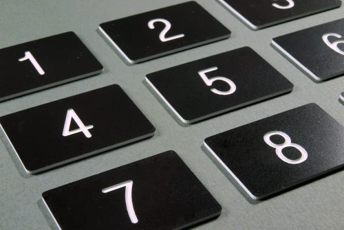 numer grawerowany czarny