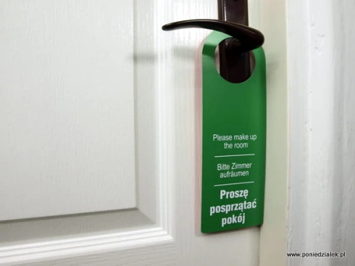 Zawieszka hotelowa na drzwi strona z białym napisem na zielonym tle