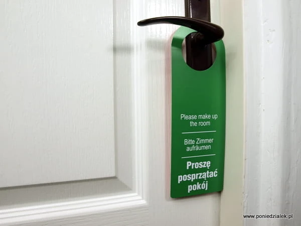 Zawieszka hotelowa na drzwi strona z białym napisem na zielonym tle