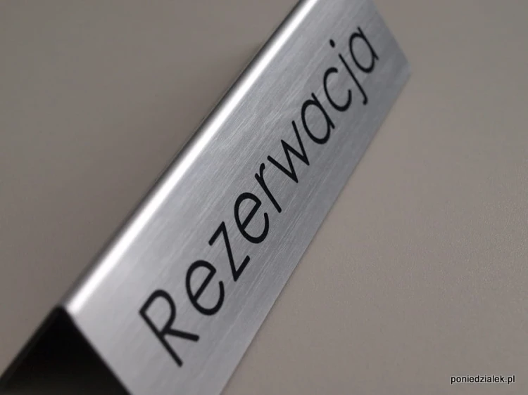 Tabliczka-rezerwacja-srebrna-detale