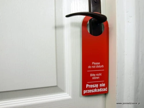Zawieszka hotelowa na drzwi strona z napisem proszę nie przeszkadzać