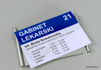 Tabliczka z wymienną treścią.